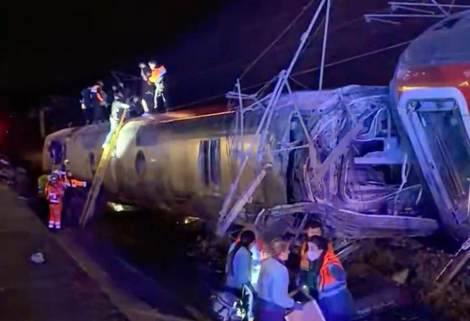 España: Al menos 21 fallecidos en accidente de dos trenes